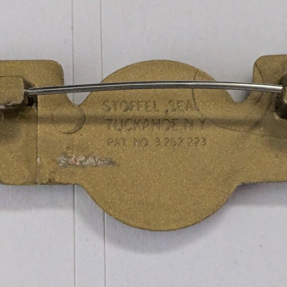 Vintage STOFFEL SEALS Delta Airlines Wings Aviation Kids Pin - Picture 4 of 4